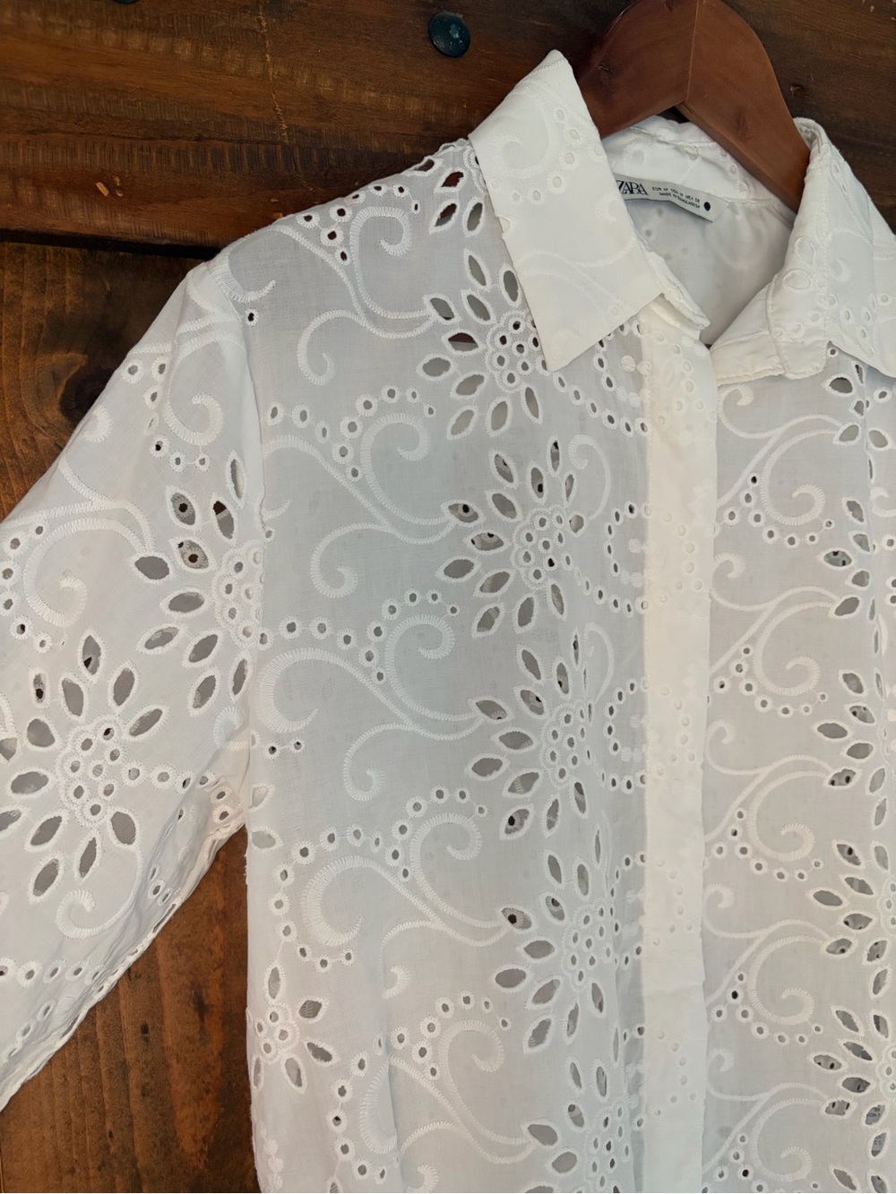 Zara cotton eyelet collared button down shirt in white. Size: Medium - Picture 4 of 11